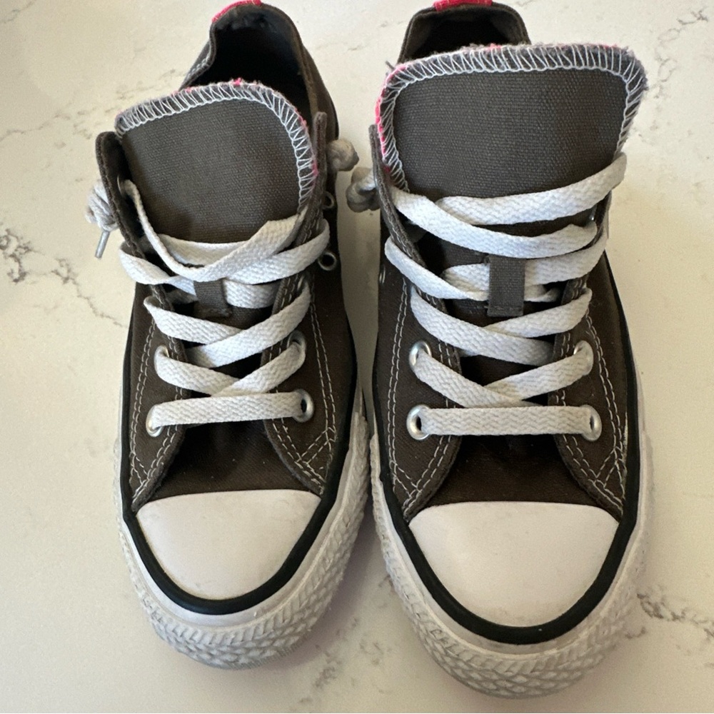 Converse All Star Women’s Gray and Pink Sneakers Size 6. Preowned